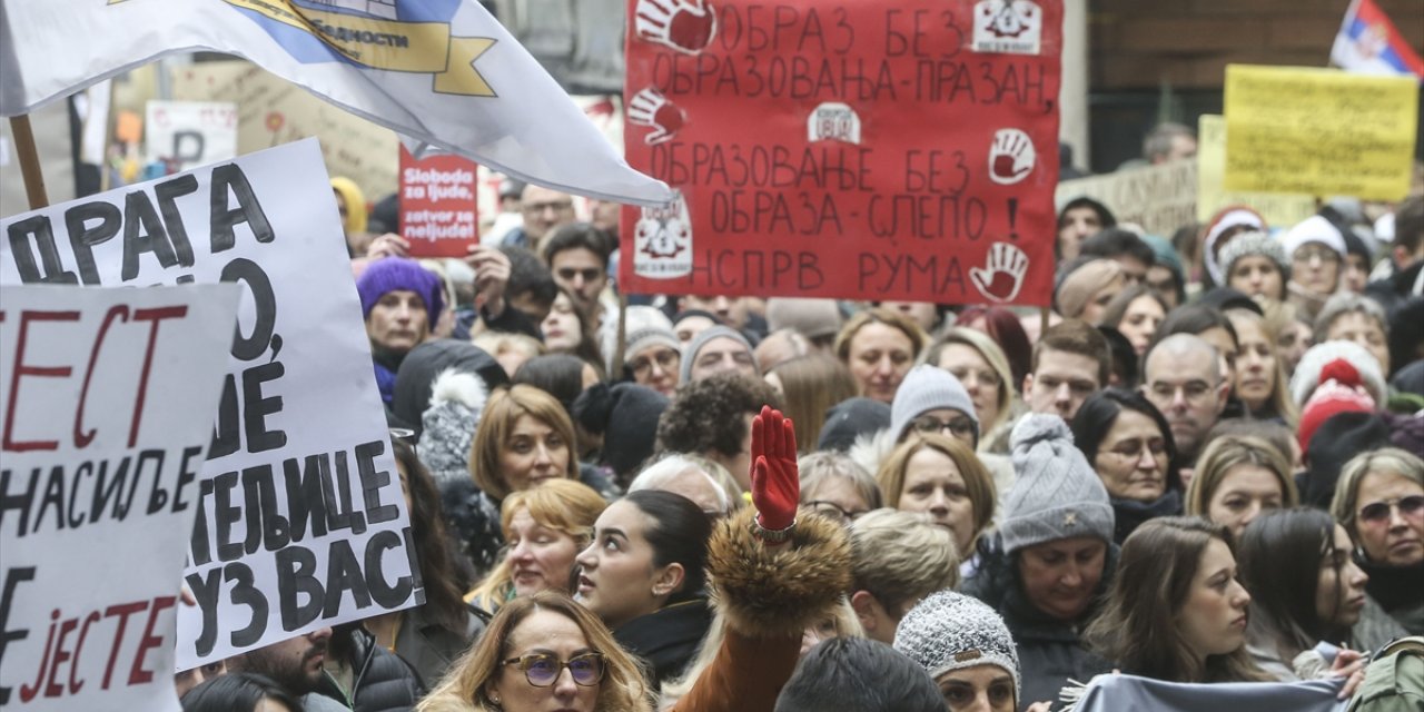 Sırbistan'da greve giden öğretmenler çalışma şartlarını protesto etti