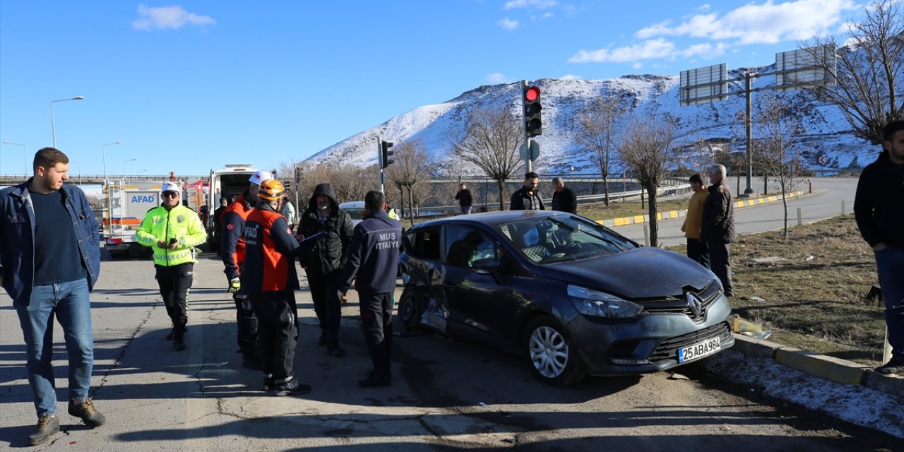 Muş'ta iki otomobilin çarpıştığı kazada 6 kişi yaralandı