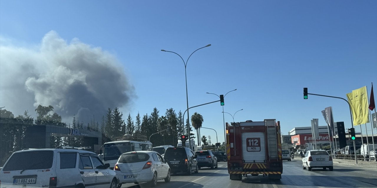 GÜNCELLEME - Adana'da geri dönüşüm tesisinde çıkan ve 2 iş yerine sıçrayan yangına müdahale sürüyor