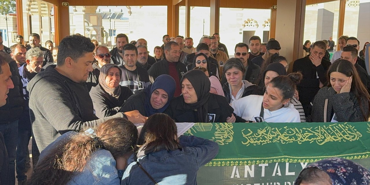 Antalya'da eski eşi tarafından benzin dökülerek yakılan kadının cenazesi defnedildi