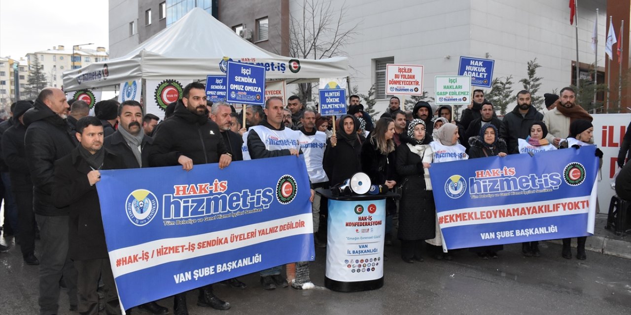 Van'da işten çıkarılan belediye çalışanları eylemlerini sürdürüyor