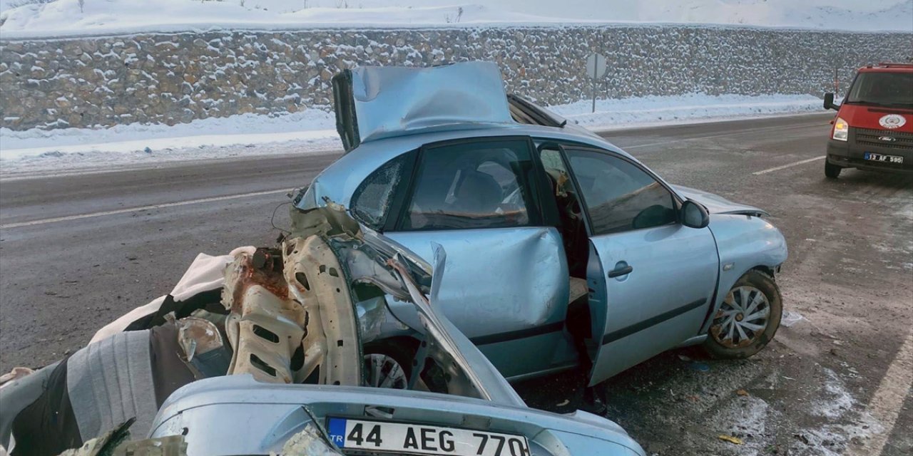 Bitlis'te tır ile otomobilin çarpıştığı kazada bir kişi öldü, 2 kişi yaralandı