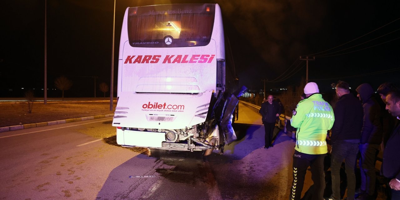 Sivas’ta yolcu otobüsü ile çöp kamyonunun çarpıştığı kazada 4 kişi yaralandı