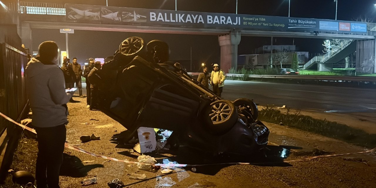 Kocaeli'de tır ile hafif ticari aracın çarpıştığı kazada 3 kişi yaralandı