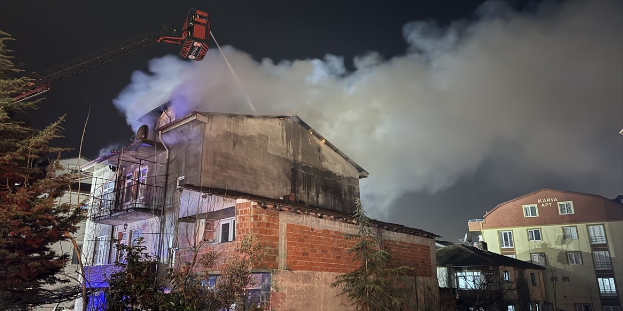 Kocaeli'de apartmanın çatısında çıkan yangın söndürüldü