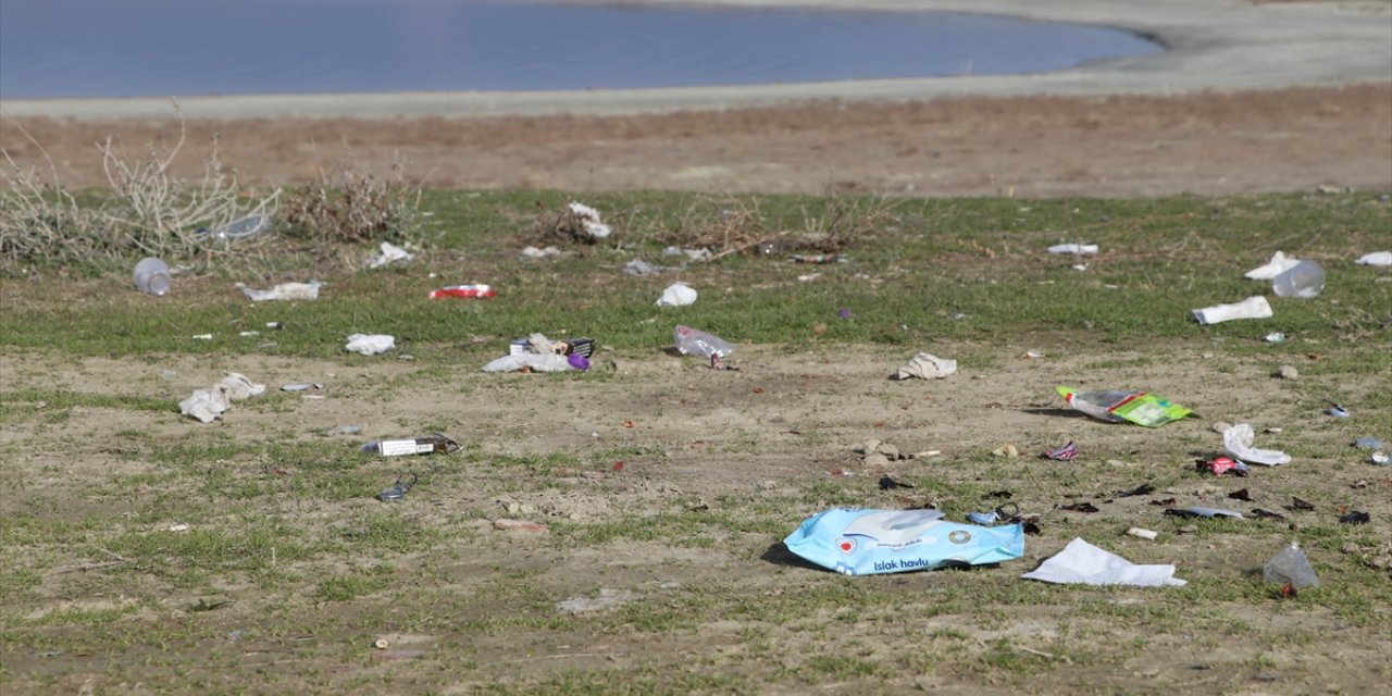 Burdur Gölü'nün su kaybı ve çevresindeki atık kirliliği endişelendiriyor