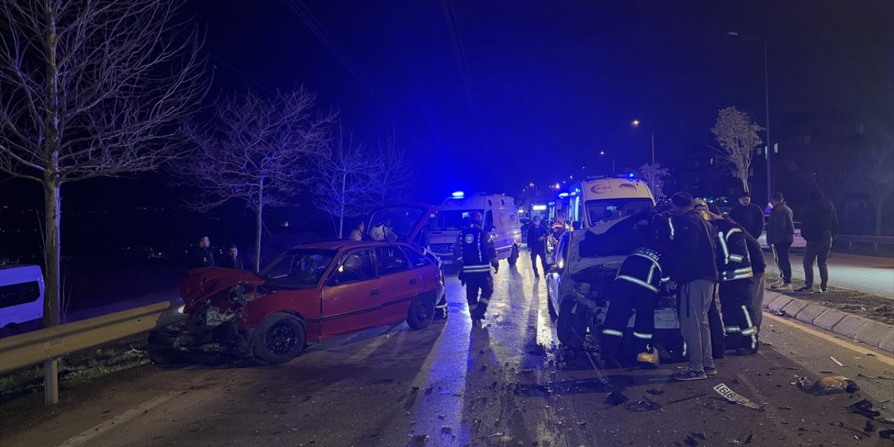 Kocaeli'de zincirleme trafik kazasında 4 kişi yaralandı