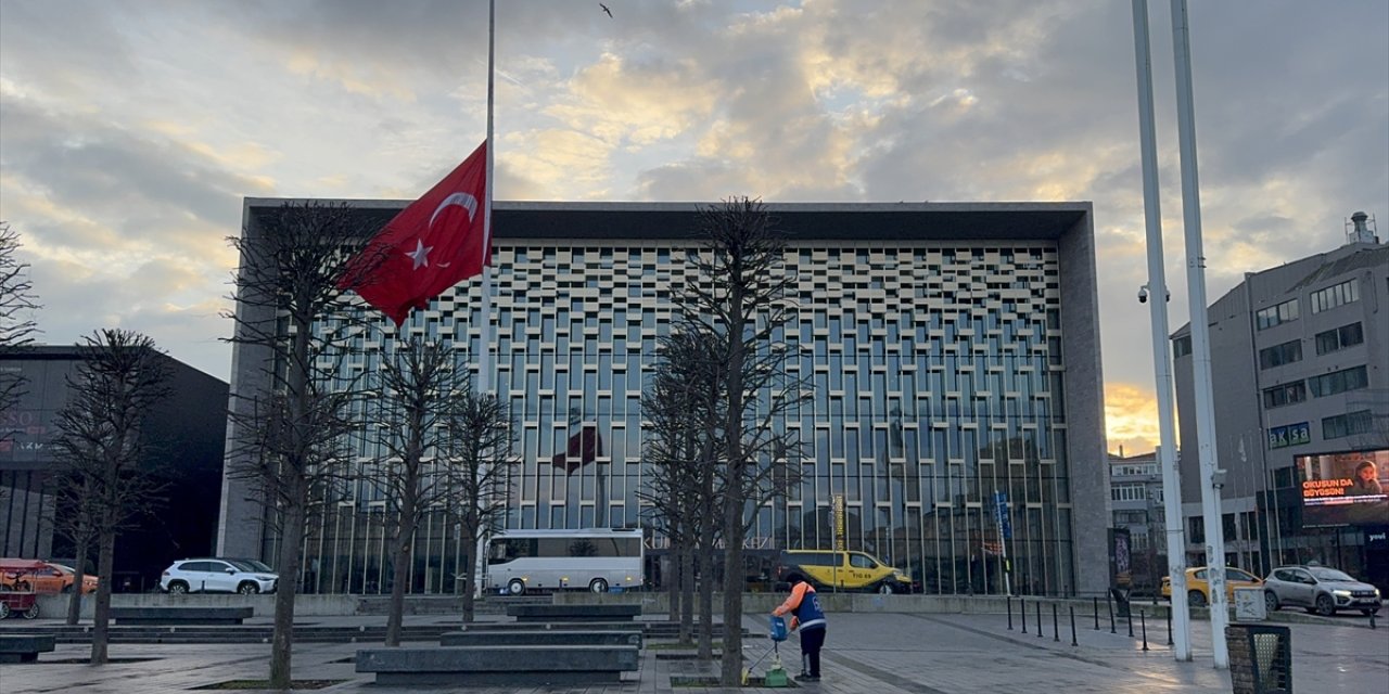 Milli yas ilanının ardından İstanbul'da bayraklar yarıya indirildi