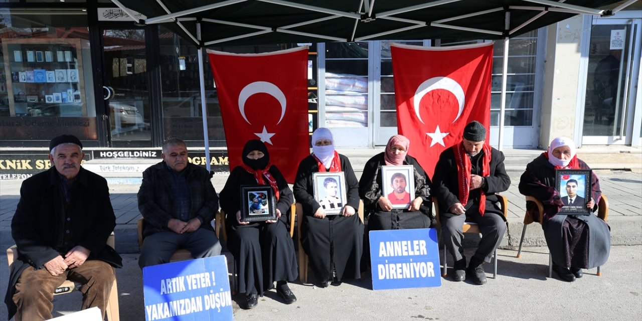 Muşlu aileler, DEM Parti binası önündeki "evlat nöbeti"ni sürdürdü