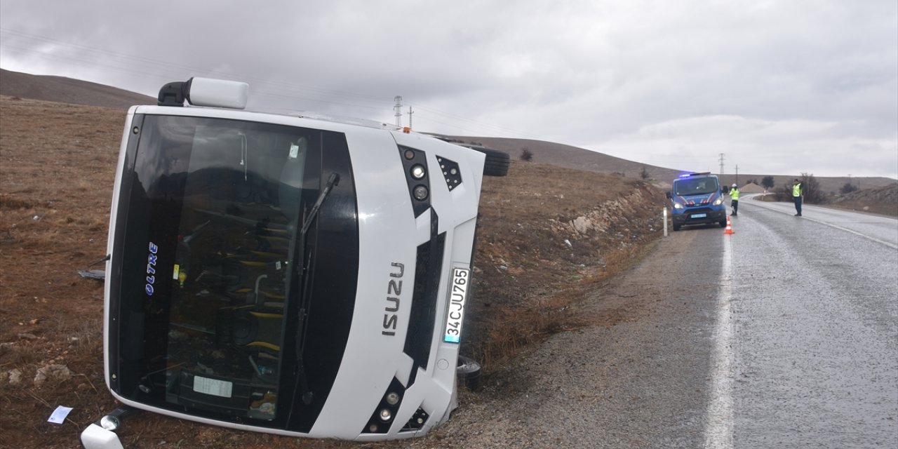 Afyonkarahisar'da tur midibüsünün devrildiği kazada 3 kişi yaralandı