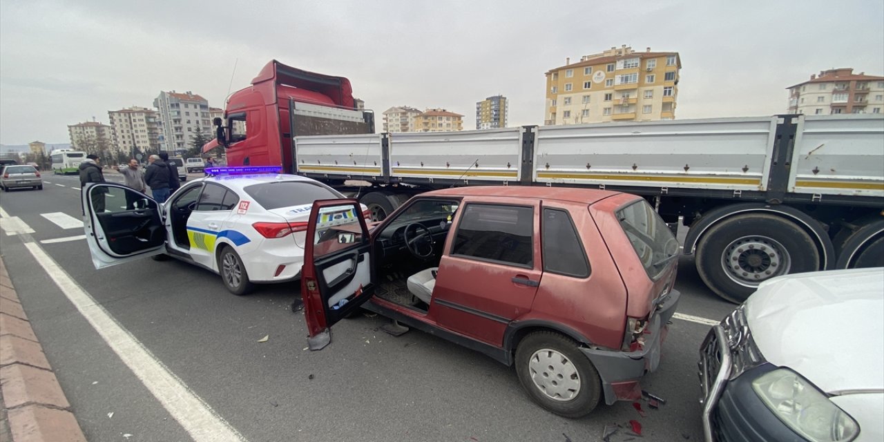 Kayseri'de zincirleme trafik kazasında 2 kişi yaralandı