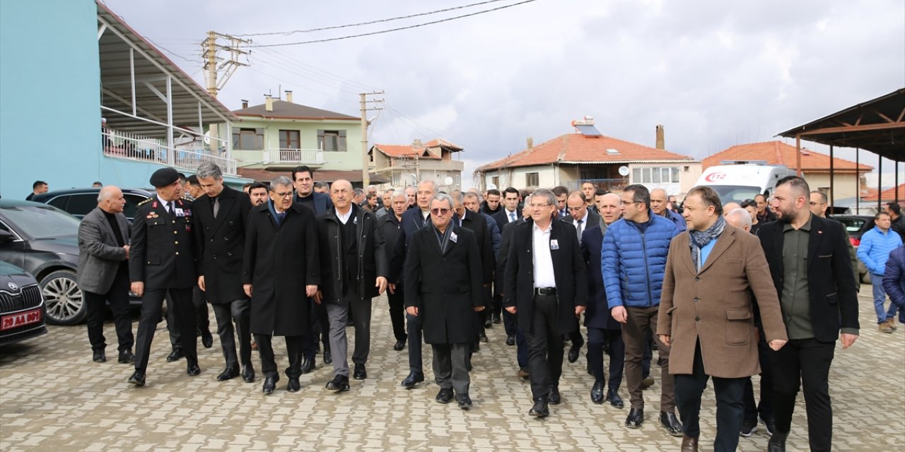 Denizli'de traktörün devrilmesi sonucu ölen sürücünün cenazesi defnedildi