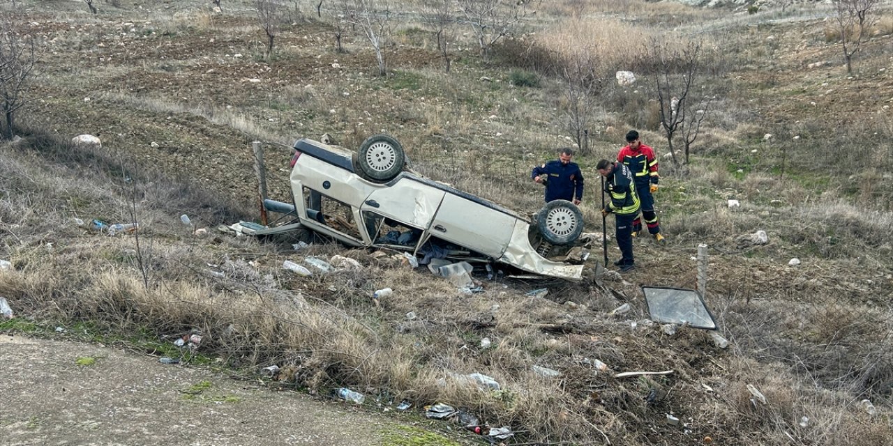 Uşak'ta tarlaya devrilen otomobilin sürücüsü yaralandı