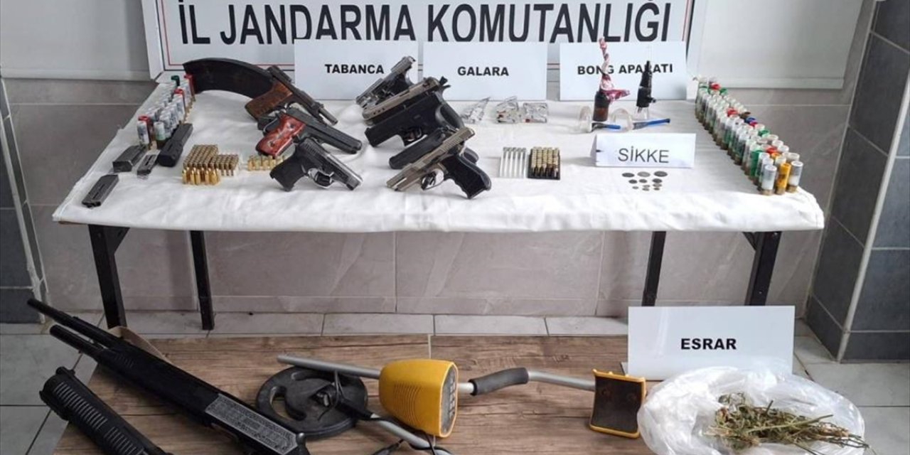 Manisa'da uyuşturucu ve silah kaçakçılığı operasyonunda 44 zanlı yakalandı