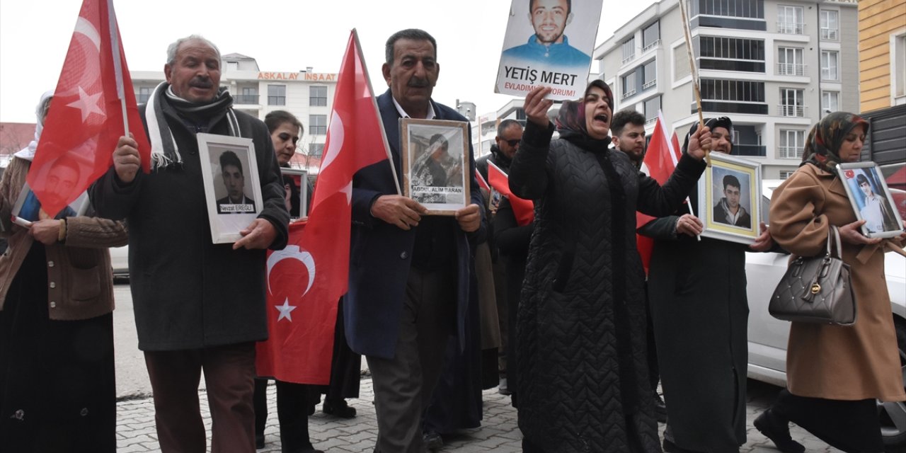 Vanlı aileler, DEM Parti İl Başkanlığı önündeki eylemlerini sürdürdü