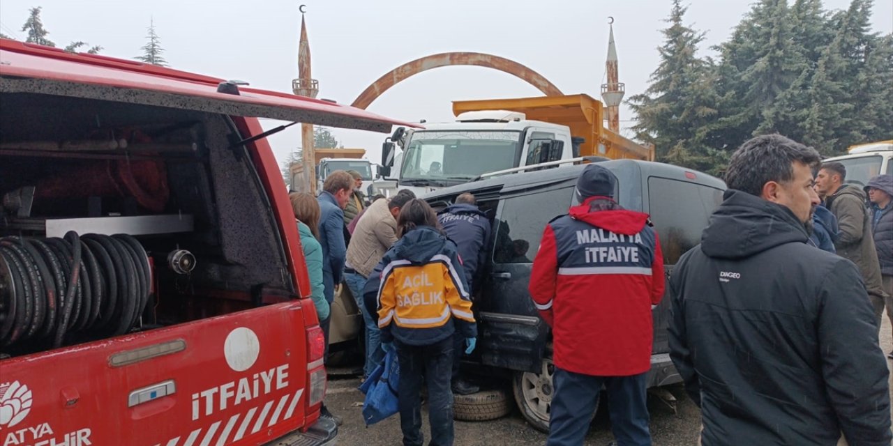 Malatya'da kamyon ile hafif ticari aracın çarpıştığı kazada 3 kişi yaralandı