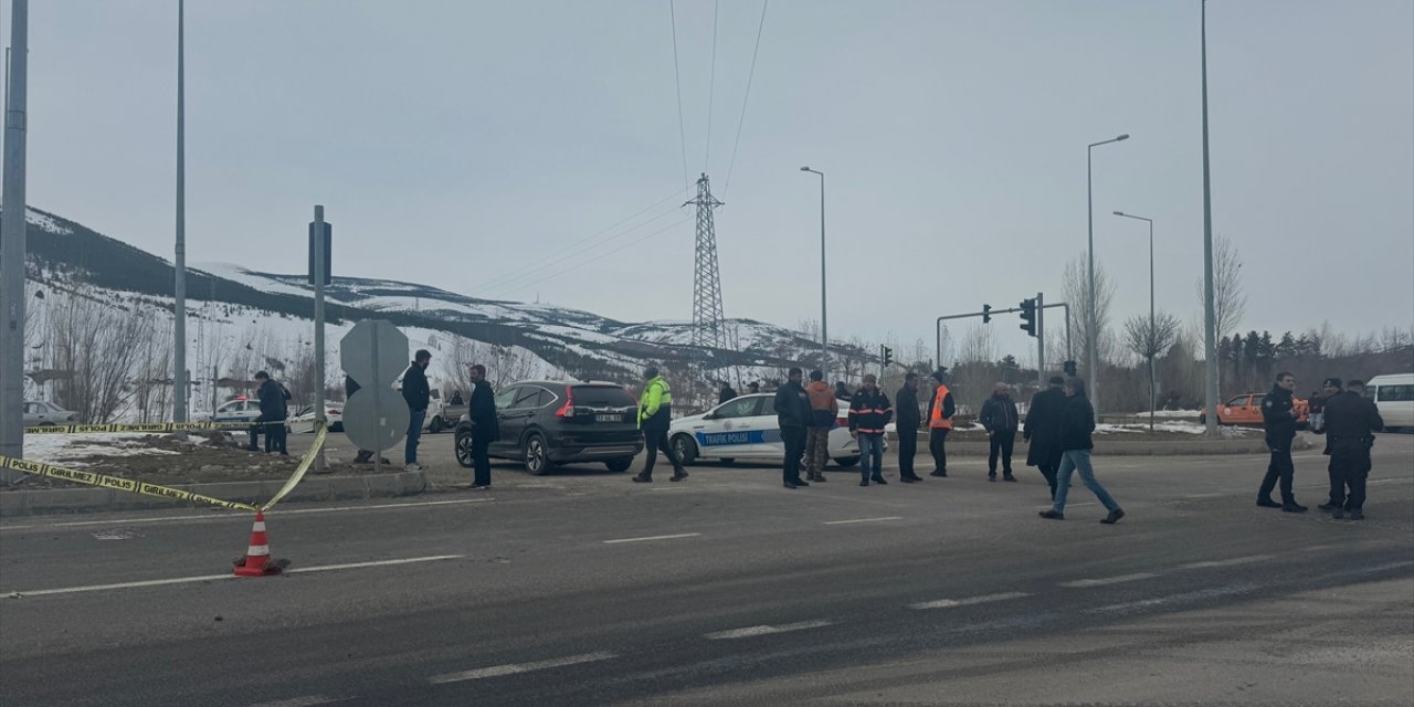 Bayburt'ta aracından düşen parçaları toplarken cipin çarptığı sürücü yaralandı