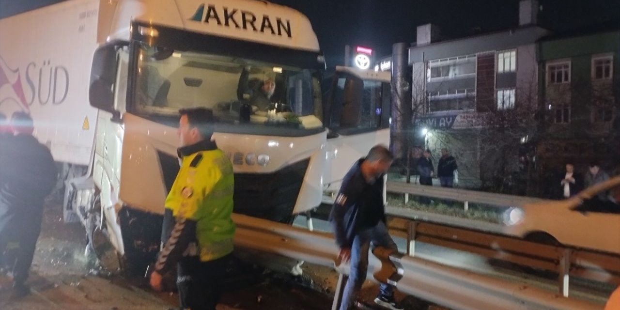 Kocaeli'de kontrolden çıkan tırın kamyonet ve otomobile çarptığı kazada 4 kişi yaralandı