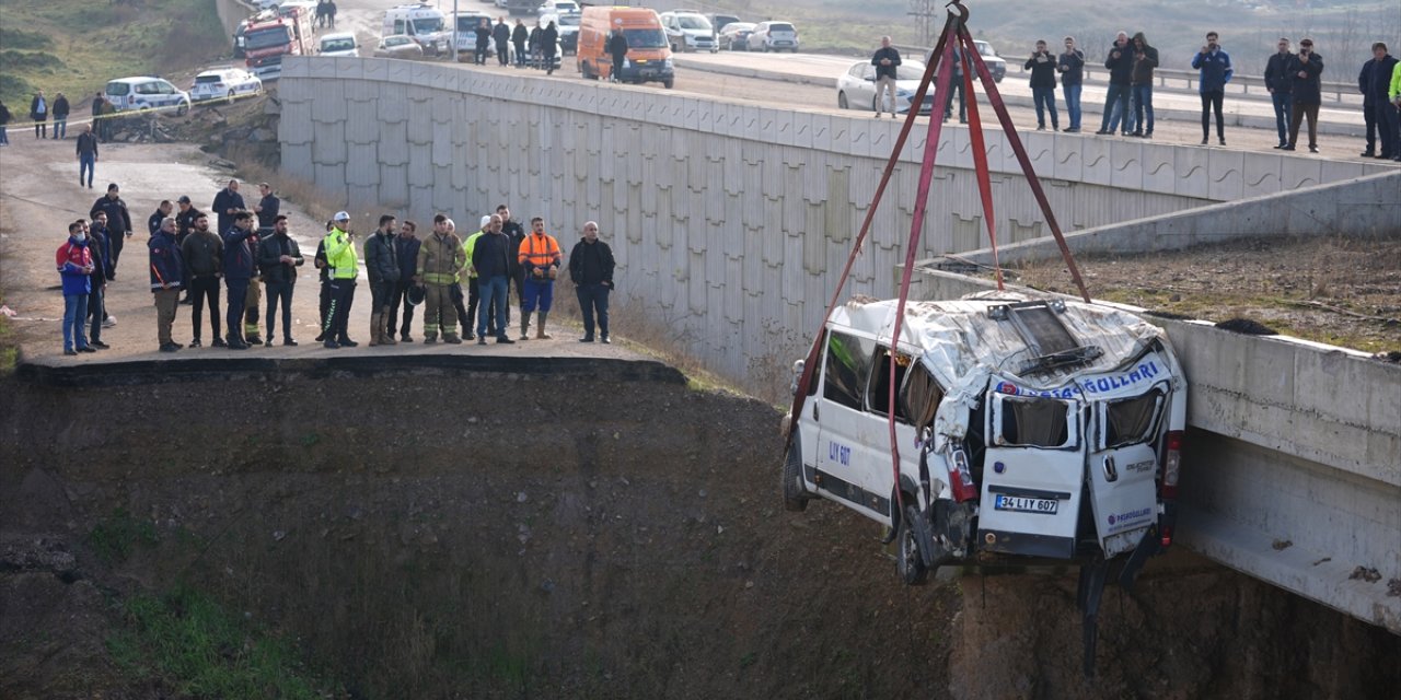 Tuzla'da servis minibüsünün şarampole devrildiği kazada yaralanan 1 kişi hastanede öldü