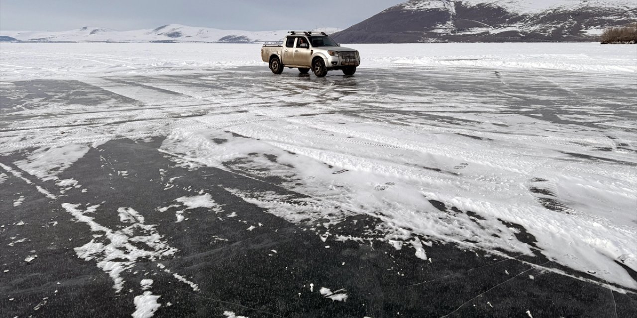 Arazi aracıyla buzla kaplı Çıldır Gölü üzerinde gezinti yaptı