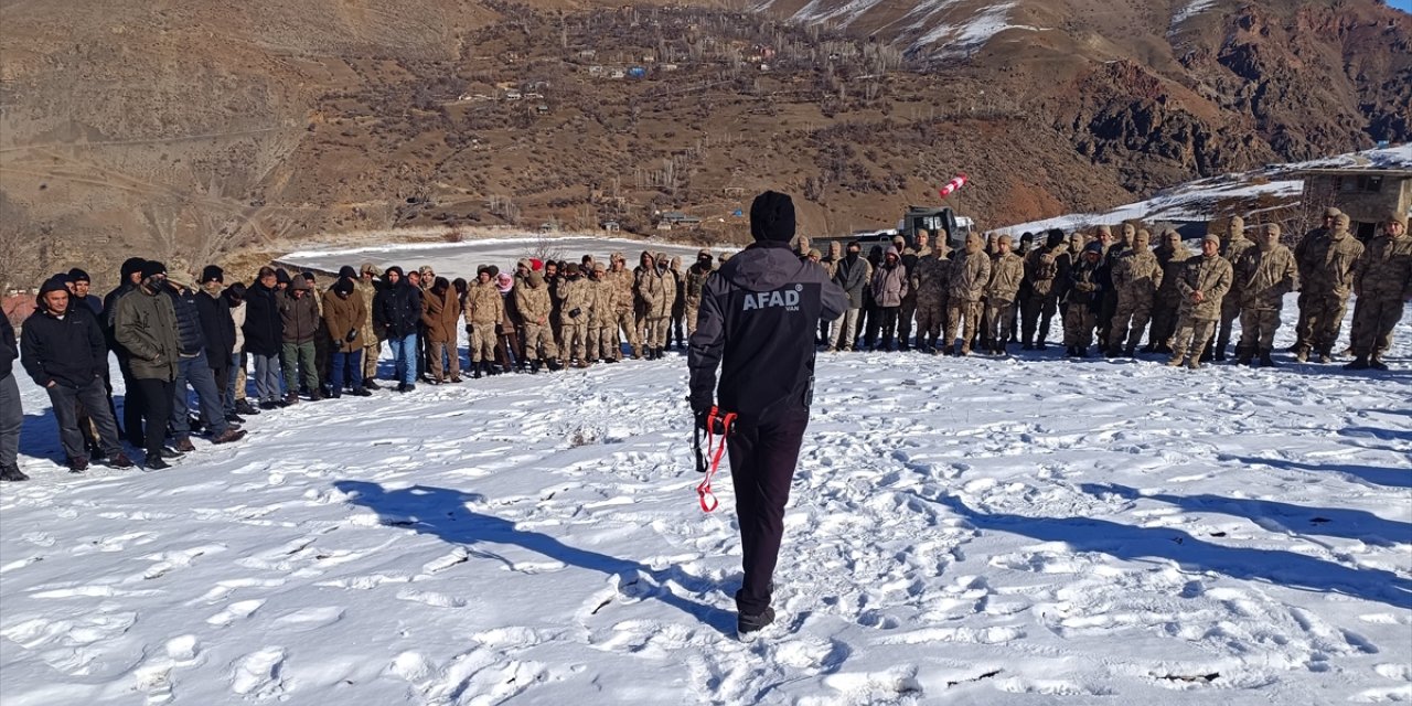 Van'da güvenlik korucularına çığda arama kurtarma eğitimi verildi