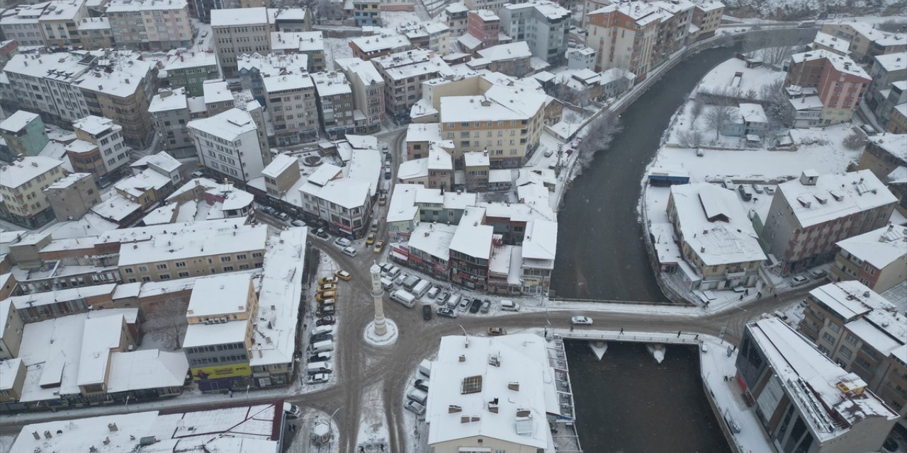 Bayburt'ta kar yağışı etkili oluyor