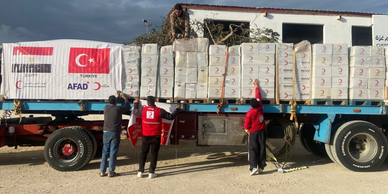 Türk Kızılayına ait yardım malzemelerini taşıyan tırların Gazze'ye geçişine başlandı