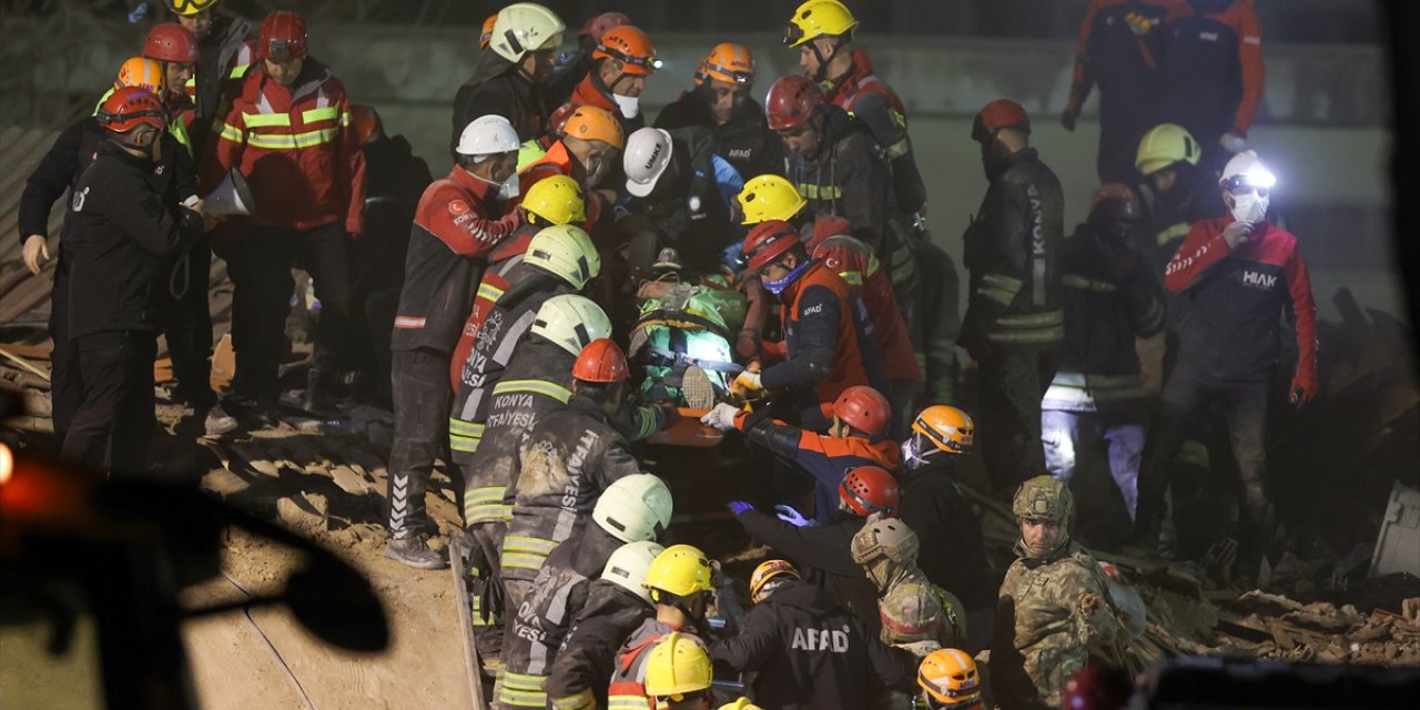 Konya'da çöken binanın enkazından 2 kişi sağ olarak çıkarıldı