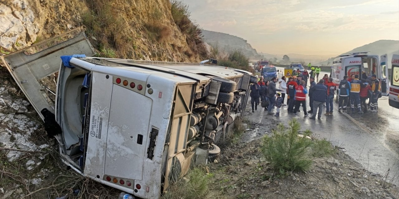 Aydın'da devrilen tur midibüsündeki 23 kişi yaralandı