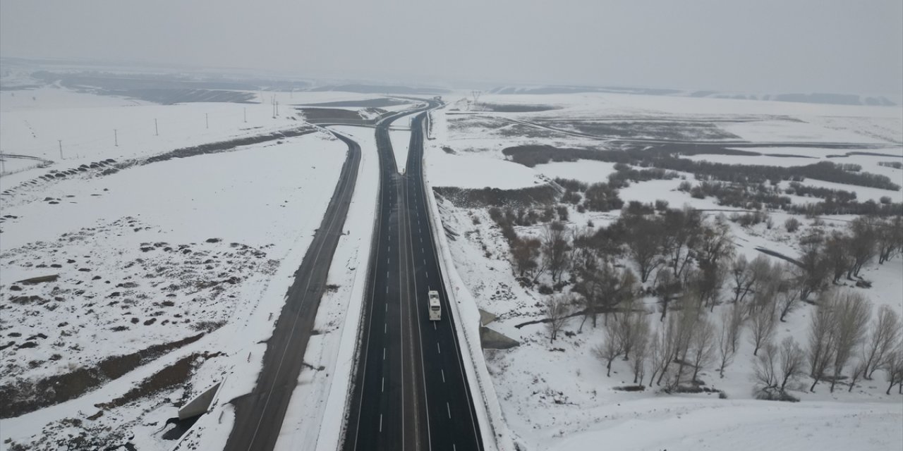 Buzla kaplanan Murat Nehri dronla görüntülendi