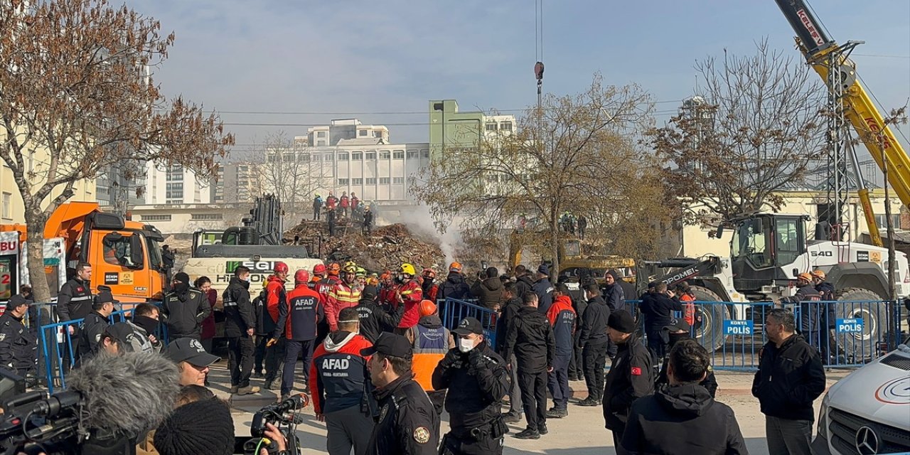 Konya'da çöken binanın enkazından 1 kadının cansız bedeni çıkarıldı