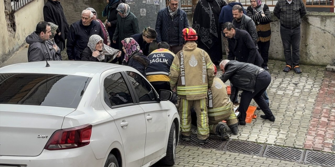 Kağıthane'de bahçe duvarına çarpan otomobilin sürücüsü yaralandı