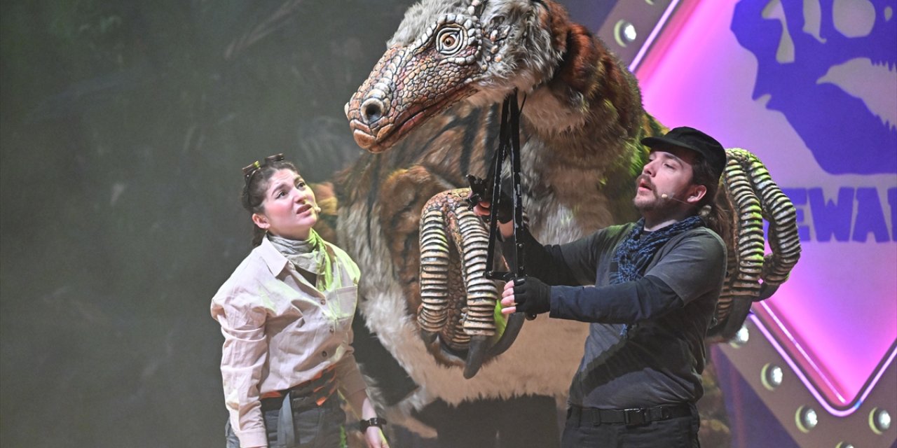 "Dinosaur World Live" tiyatrosu Ankara'da izleyicilerle buluştu