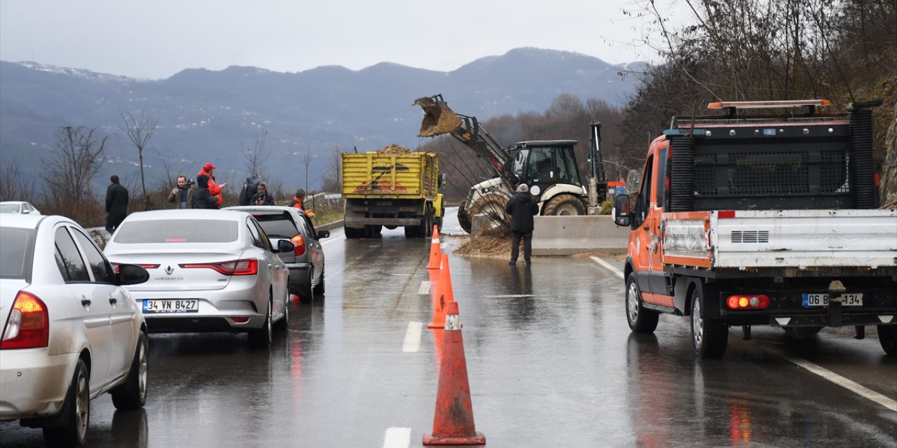 Düzce-Gölyaka Bağlantı Yolu'nda heyelan ulaşımı aksattı