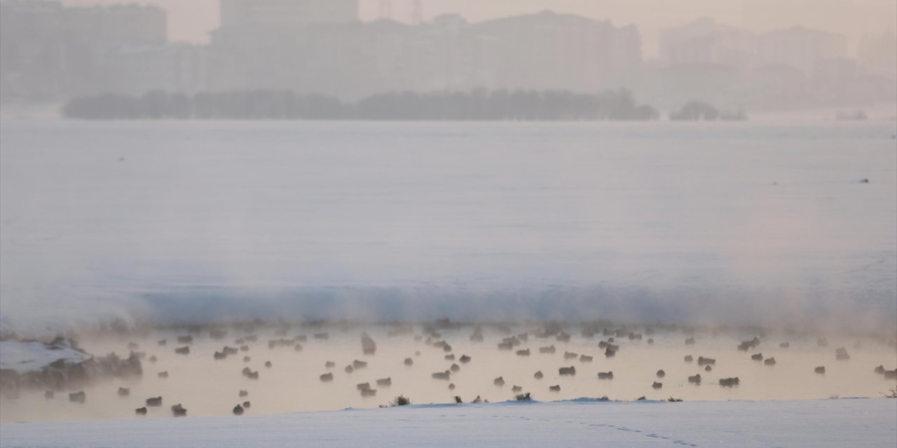 Kura Nehri'nde oluşan buharlaşma gün batımıyla görüntülendi