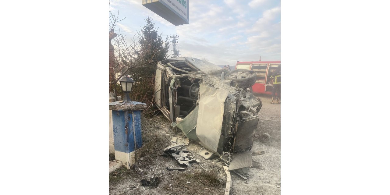 Tokat'ta bir fabrikanın bahçesine devrilen otomobildeki sürücü öldü