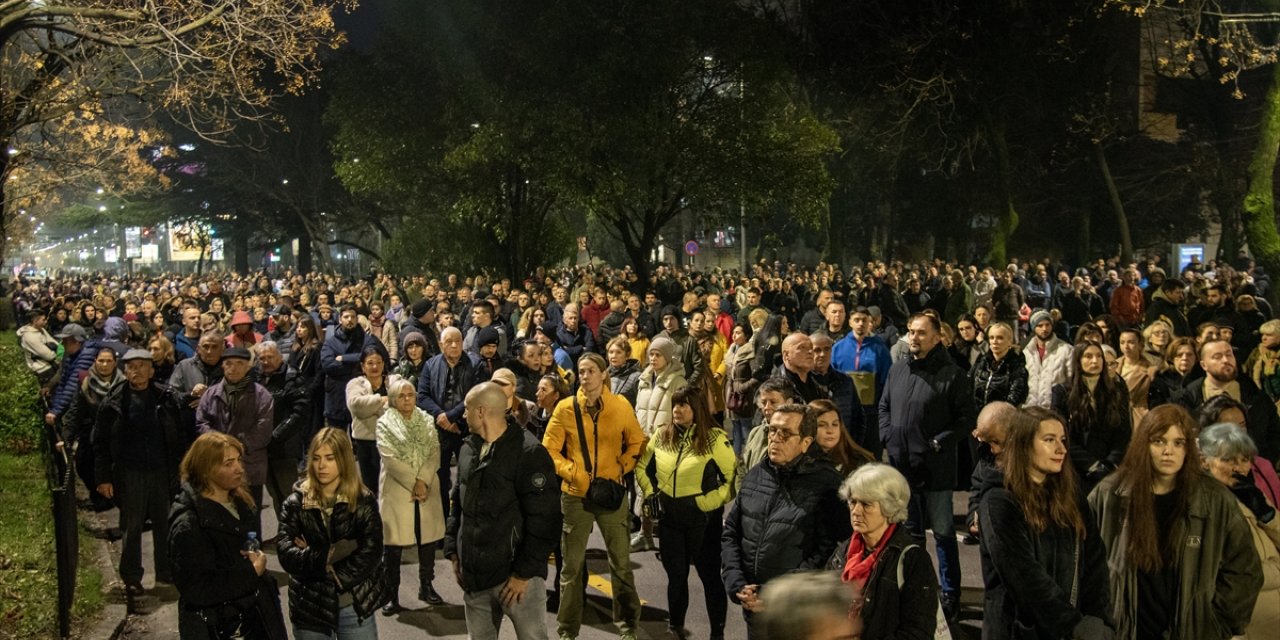 Karadağ'da öğrenciler, 13 kişinin öldürüldüğü silahlı saldırıya tepki için toplandı