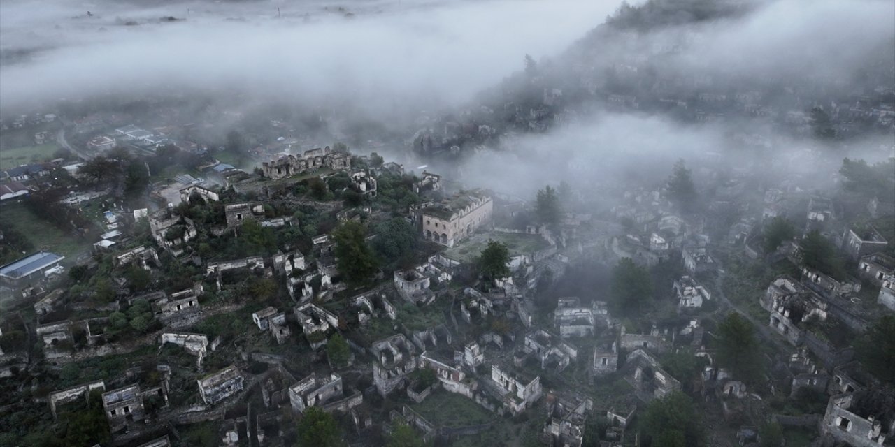 Fethiye'deki "hayalet köy" olarak anılan Kayaköy'ü sis bulutu kapladı