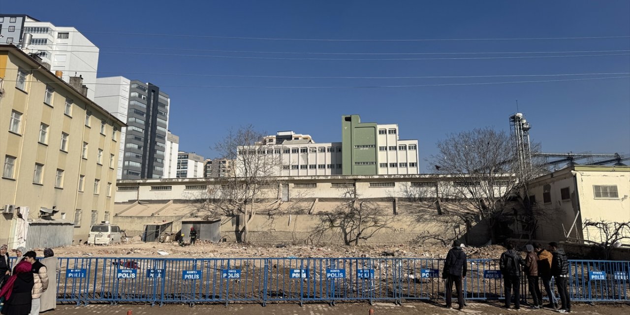 Konya'da çöken binanın bulunduğu cadde yeniden trafiğe açıldı