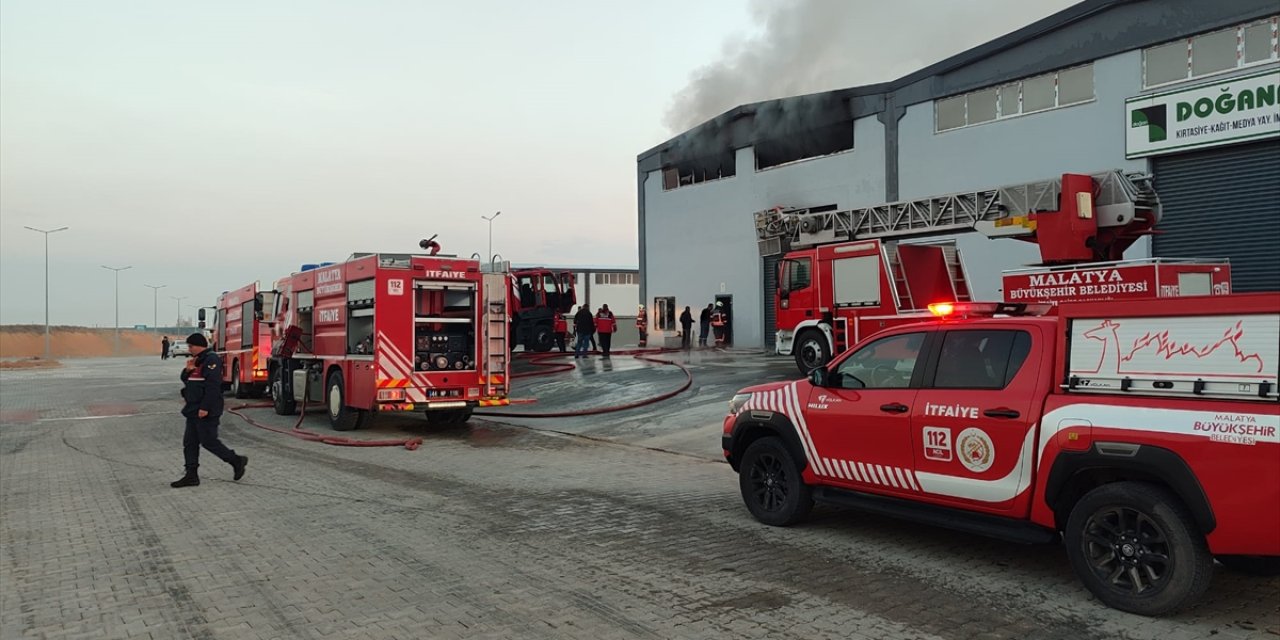 Malatya'da perde üreten fabrikada çıkan yangın söndürüldü