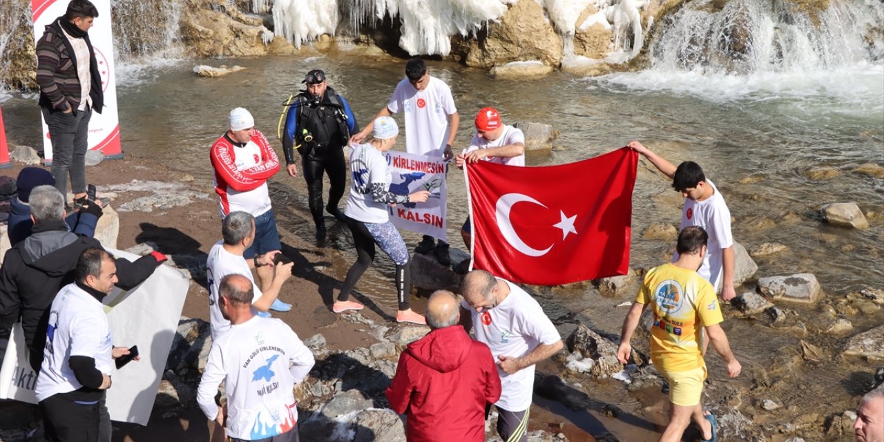 Doğaseverler kısmen donan Muradiye Şelalesi'nin döküldüğü alanda yüzdü