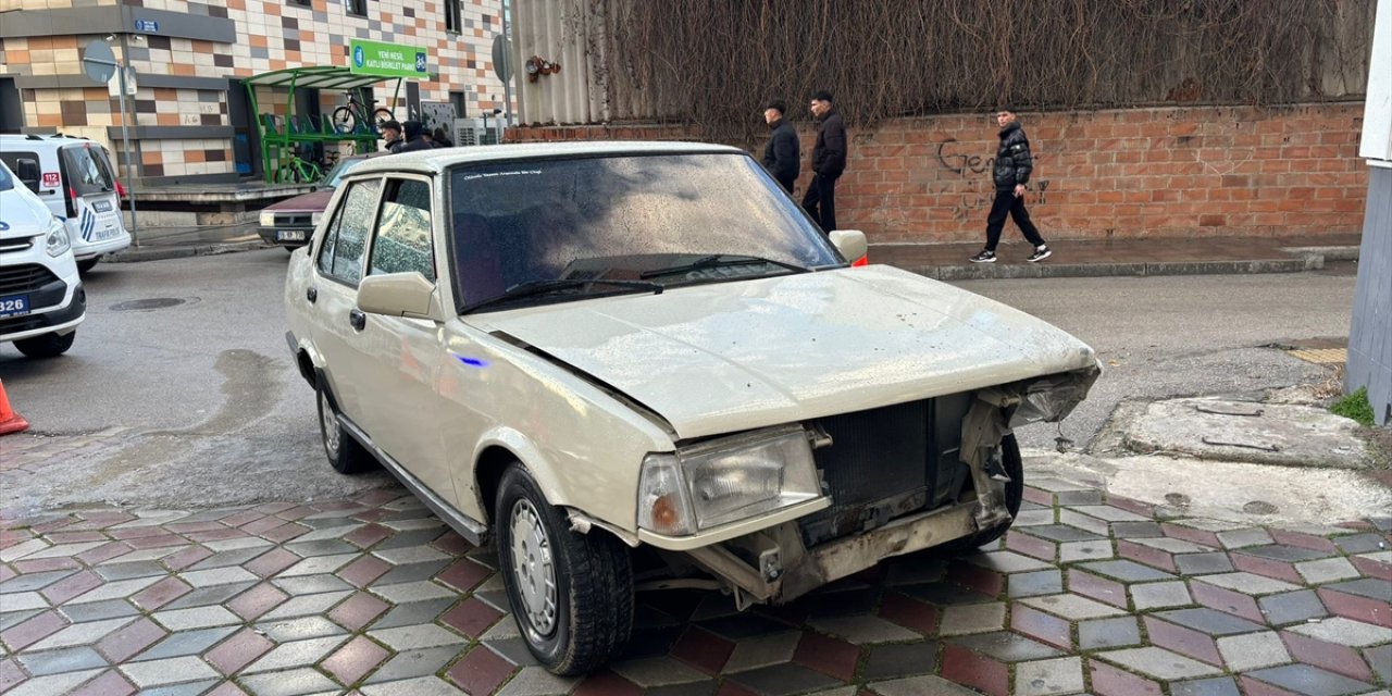 Çorum'da otomobilin iş yerinin duvarına çarptığı kaza güvenlik kamerasında