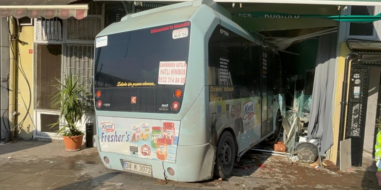 GÜNCELLEME - Kartal'da minibüsün iş yerine girmesi sonucu 3 kişi yaralandı