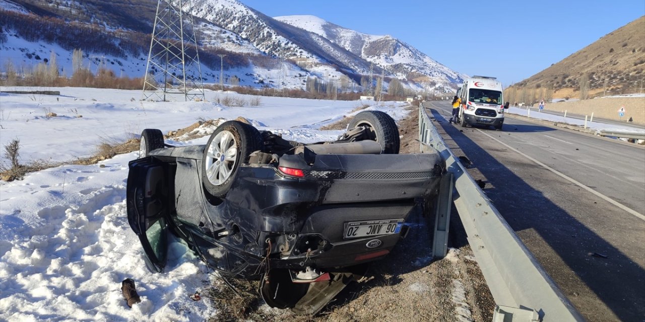 Bayburt'ta devrilen otomobildeki 3 kişi yaralandı