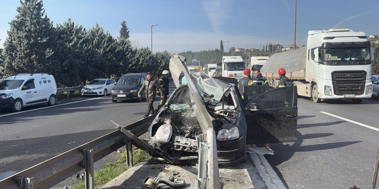 Anadolu Otoyolu'nda bariyere çarpan otomobildeki 4 kişi yaralandı