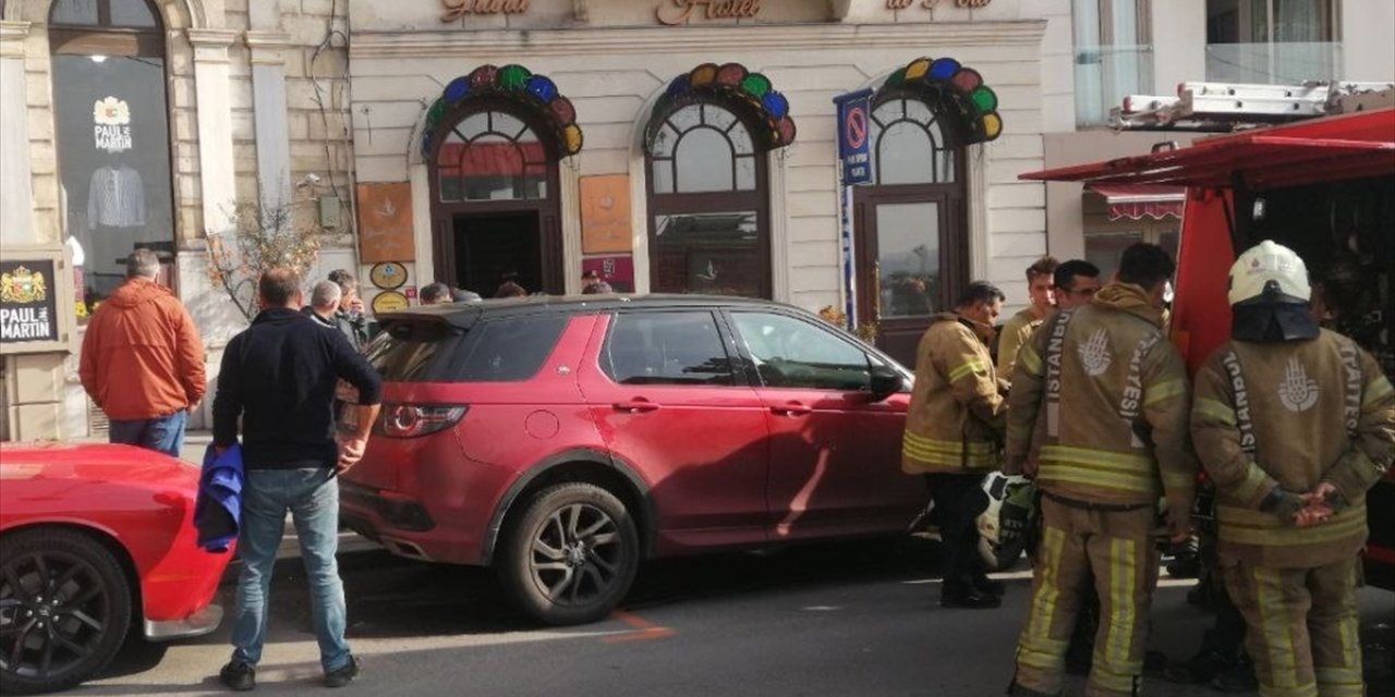 Beyoğlu'nda otelde çıkan yangın çalışanların müdahalesiyle söndürüldü