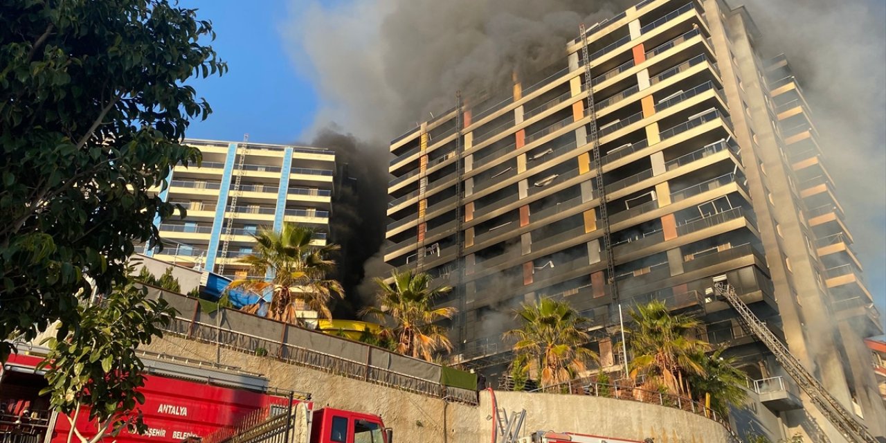 Alanya'da otel inşaatında çıkan yangına müdahale ediliyor