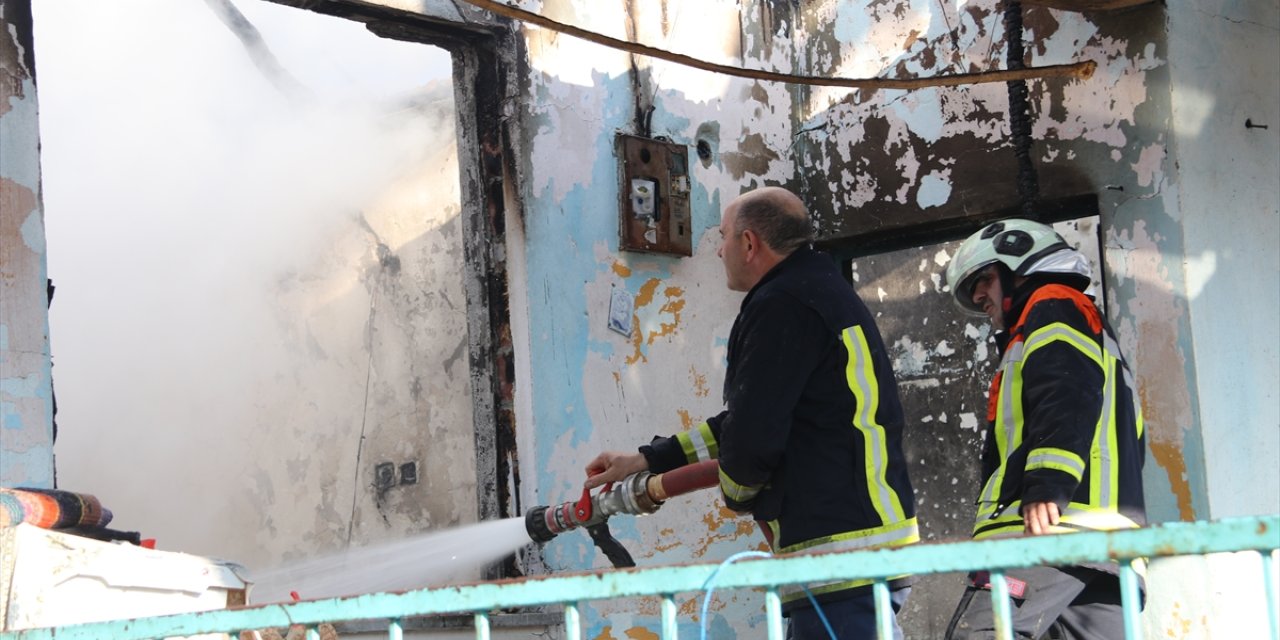 Amasya'da yangın çıkan ev kullanılamaz hale geldi