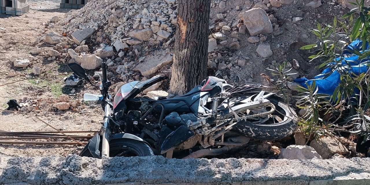 Gaziantep'te ağaca çarpan motosikletin sürücüsü ve beraberindeki kişi öldü