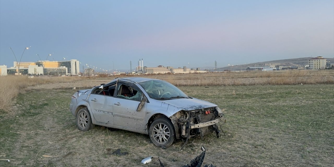 Kayseri'de  şarampole devrilen otomobildeki 4 kişi yaralandı